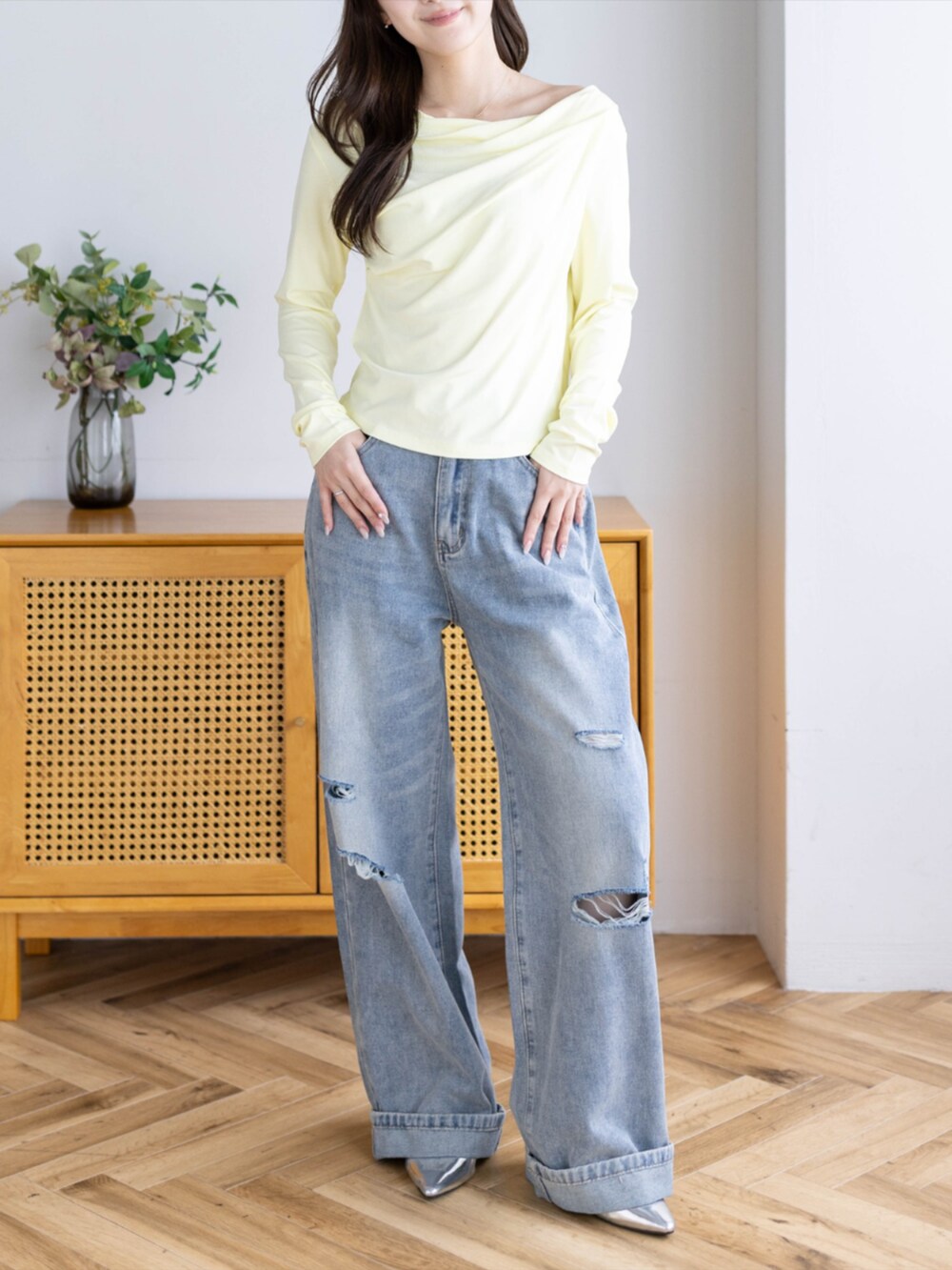 シルバー系のパンプス、ブルー系のデニムパンツ、イエロー系のTシャツ/カットソーを着用したレディースの秋コーディネートの2枚目の写真