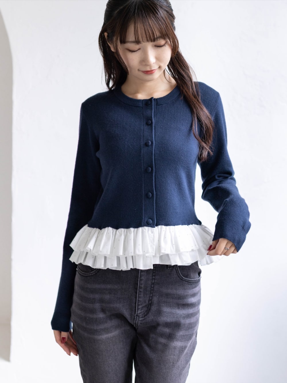 ブラック系のデニムパンツ、ブルー系のカーディガン/ボレロを着用したレディースの秋コーディネートの4枚目の写真