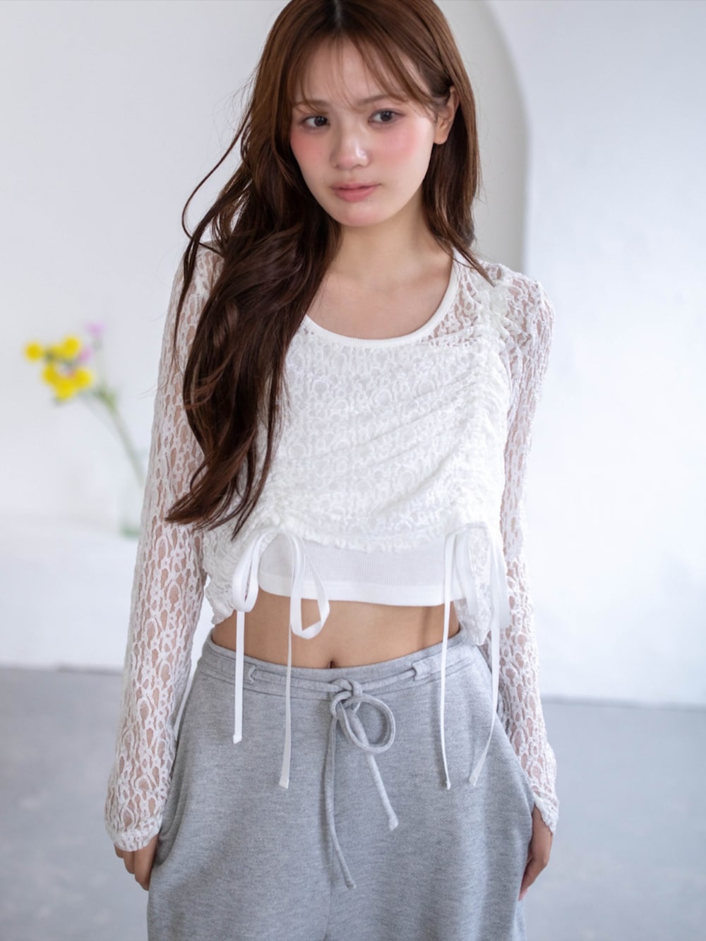 シルバー系のパンプス、ホワイト系のTシャツ/カットソー、グレー系のスウェットパンツを着用したレディースの春コーディネートの6枚目の写真