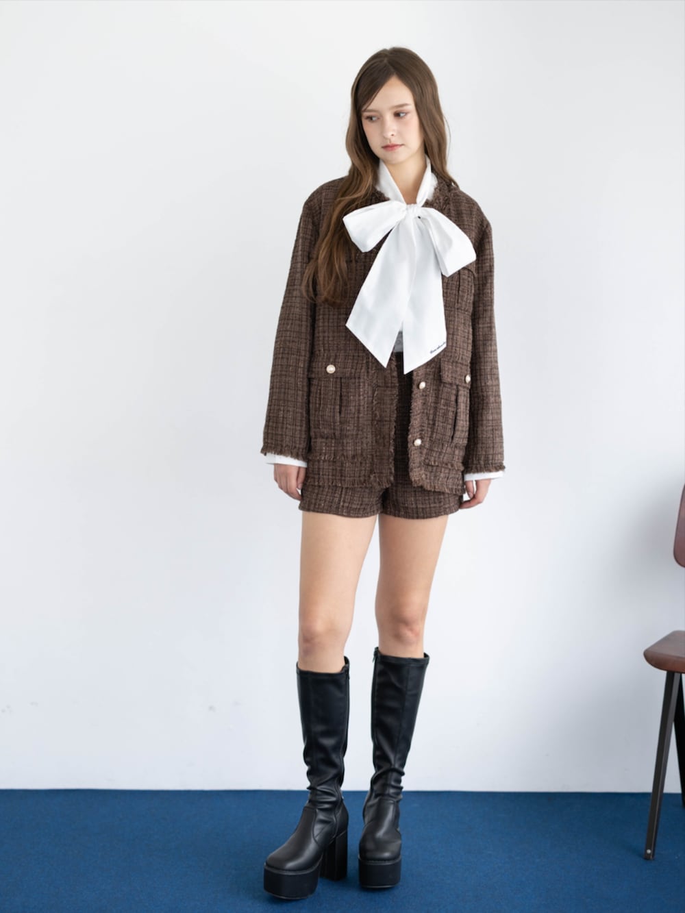 ブラウン系のその他パンツ、ブラウン系のノーカラージャケット、ホワイト系のシャツ/ブラウスを着用したレディースの秋コーディネートの2枚目の写真