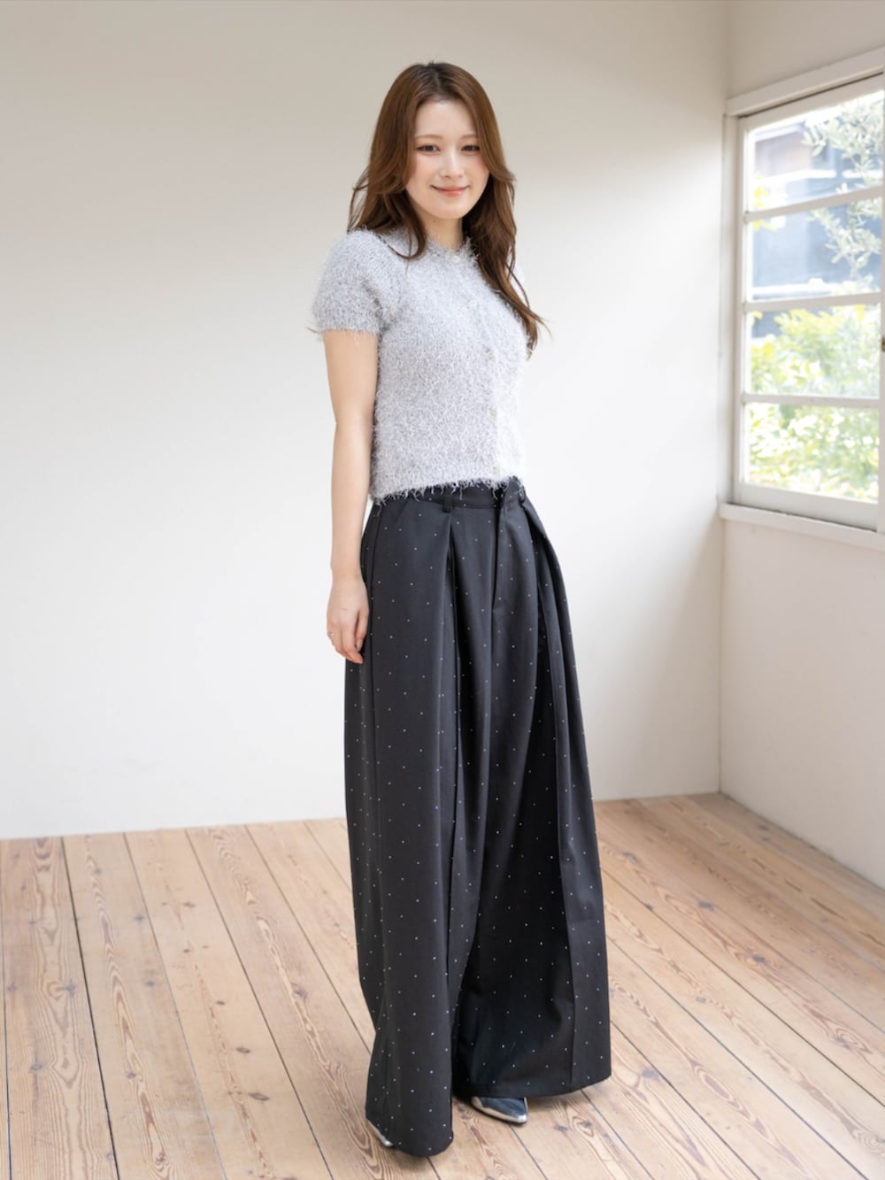 シルバー系のパンプス、ブラック系のその他パンツ、グレー系のカーディガン/ボレロを着用したレディースの春コーディネートの2枚目の写真