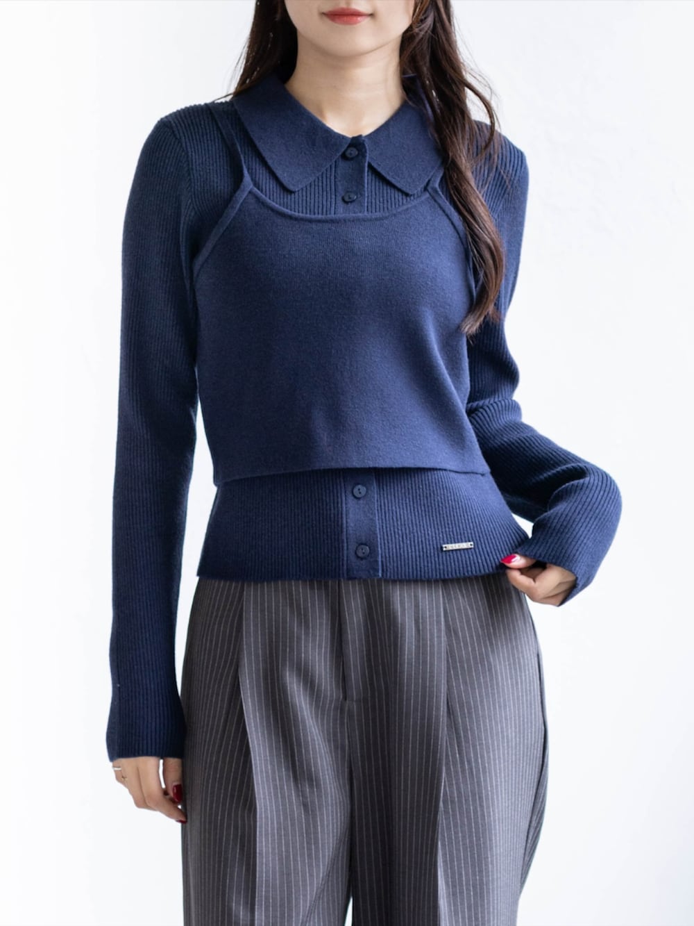 シルバー系のパンプス、グレー系のスラックス、ブルー系のニット/セーターを着用したレディースの秋コーディネートの5枚目の写真