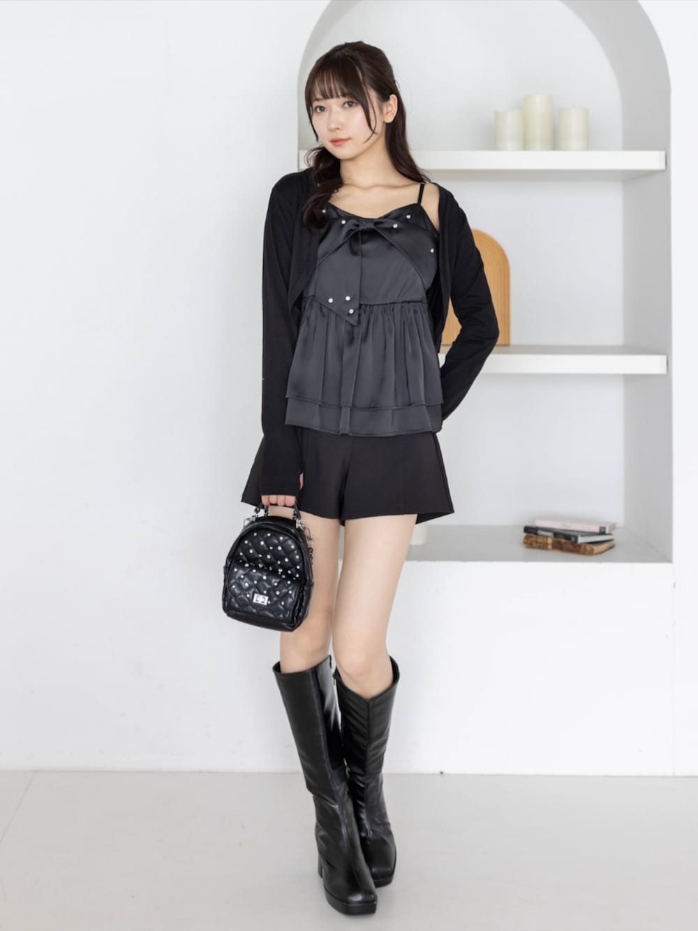 ブラック系のその他パンツ、ブラック系のバックパック/リュック、ブラック系のキャミソールを着用したレディースの夏コーディネートの2枚目の写真