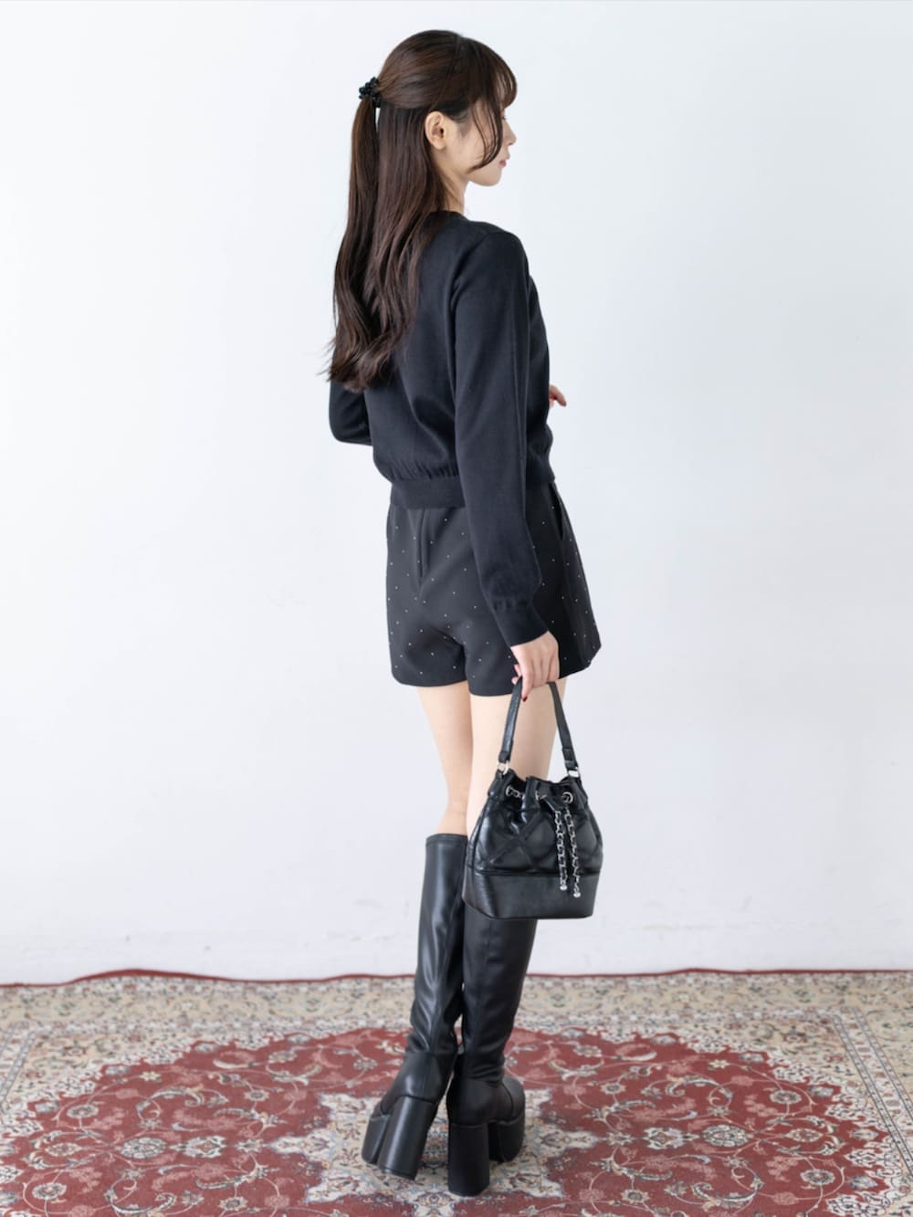 ブラック系のその他パンツ、ブラック系のブーツ、ブラック系のニット/セーターを着用したレディースの秋コーディネートの2枚目の写真