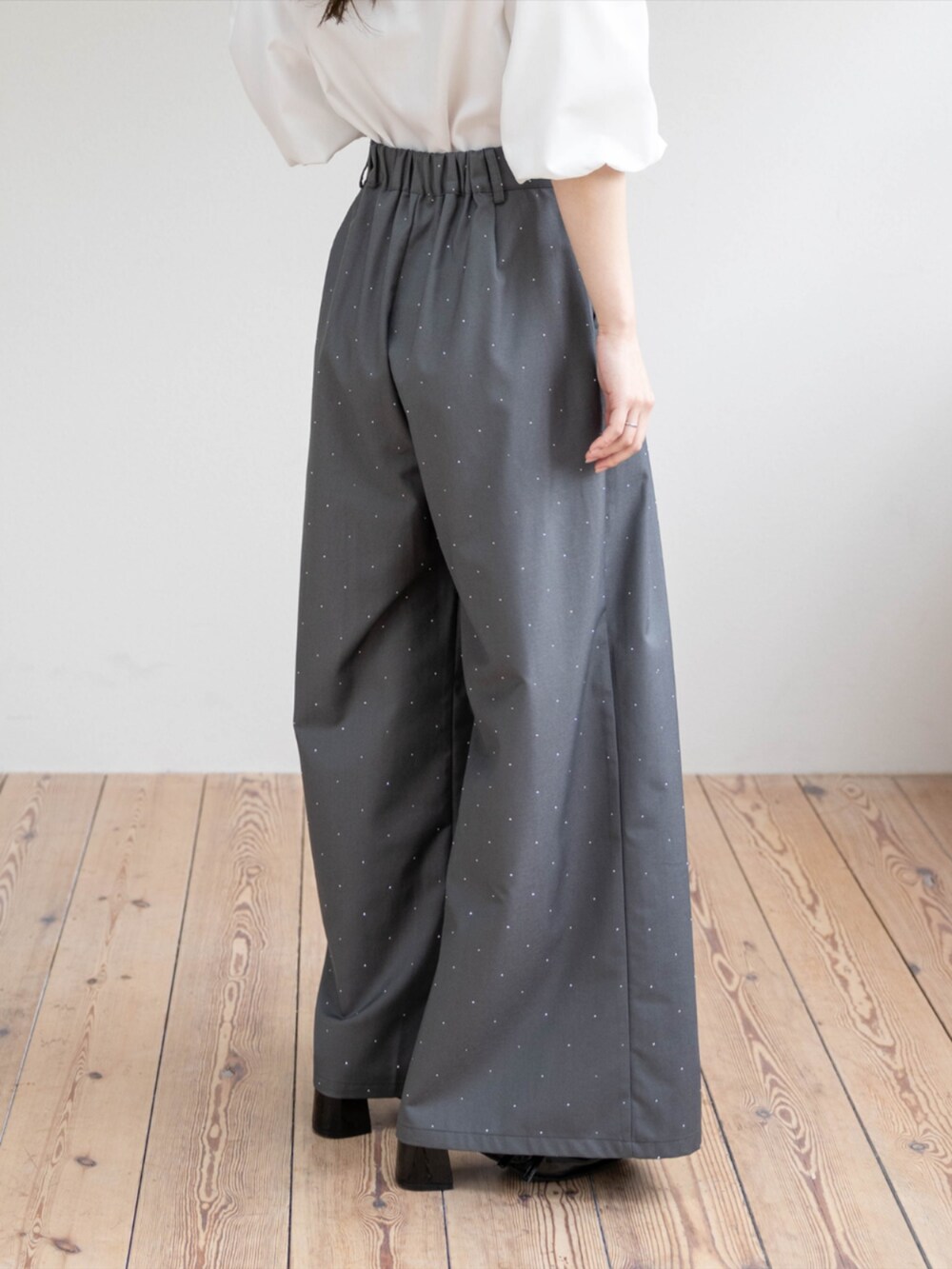 ブラック系のパンプス、グレー系のその他パンツ、ホワイト系のシャツ/ブラウスを着用したレディースの春コーディネートの5枚目の写真