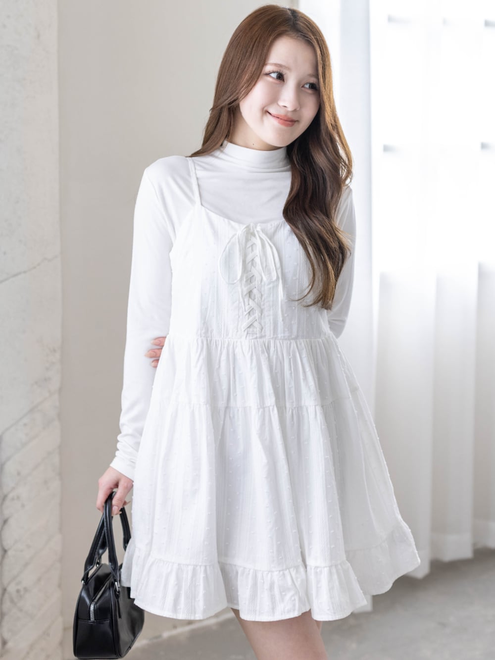 ブラック系のスニーカー、ホワイト系のTシャツ/カットソー、ホワイト系のワンピースを着用したレディースの春コーディネートの3枚目の写真