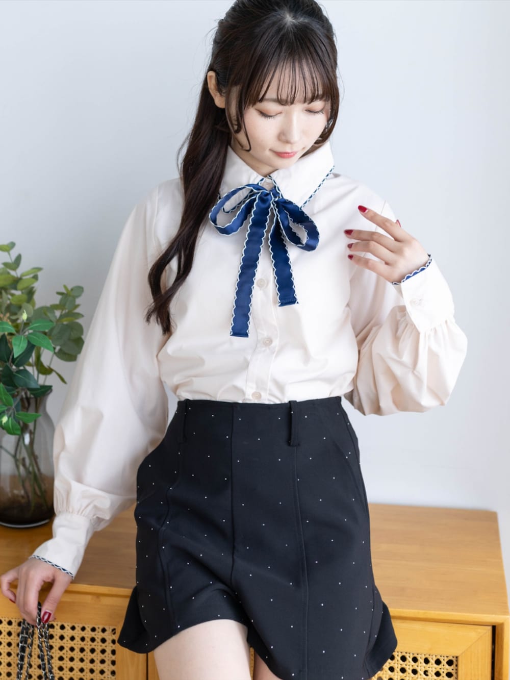ブラック系のその他パンツ、ブラック系のブーツ、ベージュ系のシャツ/ブラウスを着用したレディースの秋コーディネートの5枚目の写真