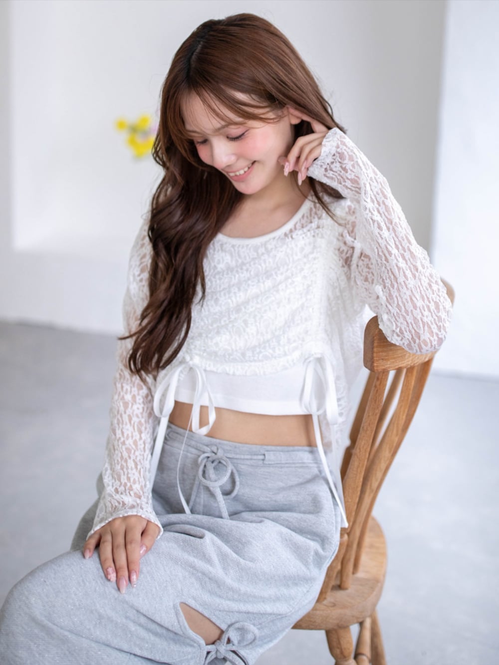 シルバー系のパンプス、ホワイト系のTシャツ/カットソー、グレー系のスウェットパンツを着用したレディースの春コーディネートの5枚目の写真