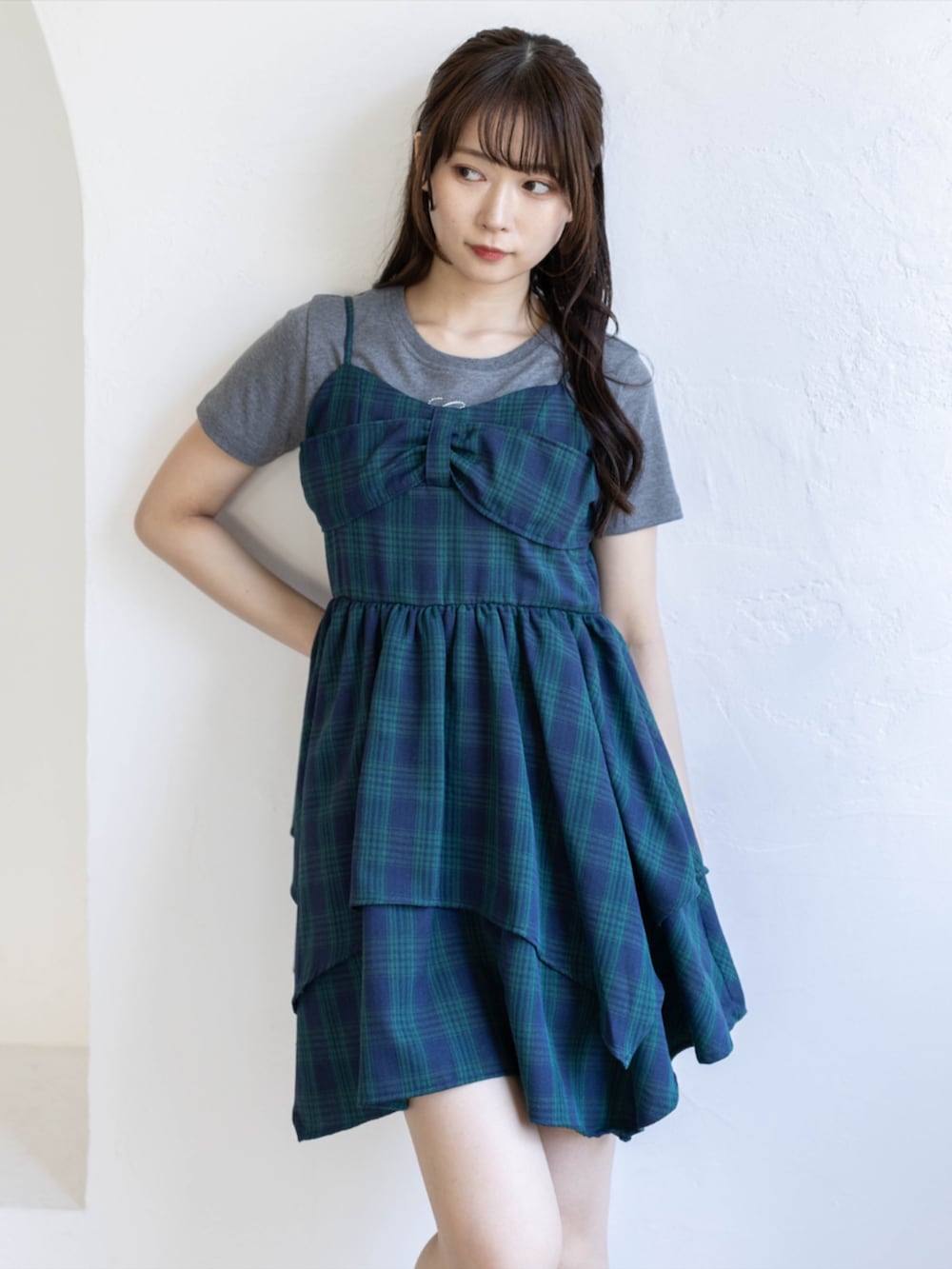 グリーン系のワンピース、ブラック系のブーツ、グレー系のTシャツ/カットソーを着用したレディースの夏コーディネートの8枚目の写真