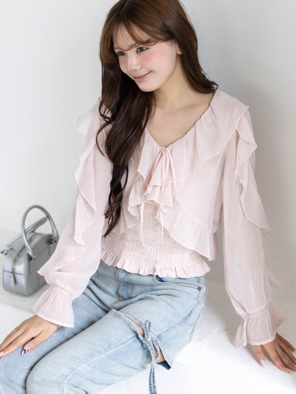 シルバー系のパンプス、ブルー系のデニムパンツ、ピンク系のシャツ/ブラウスを着用したレディースの春コーディネートの10枚目の写真