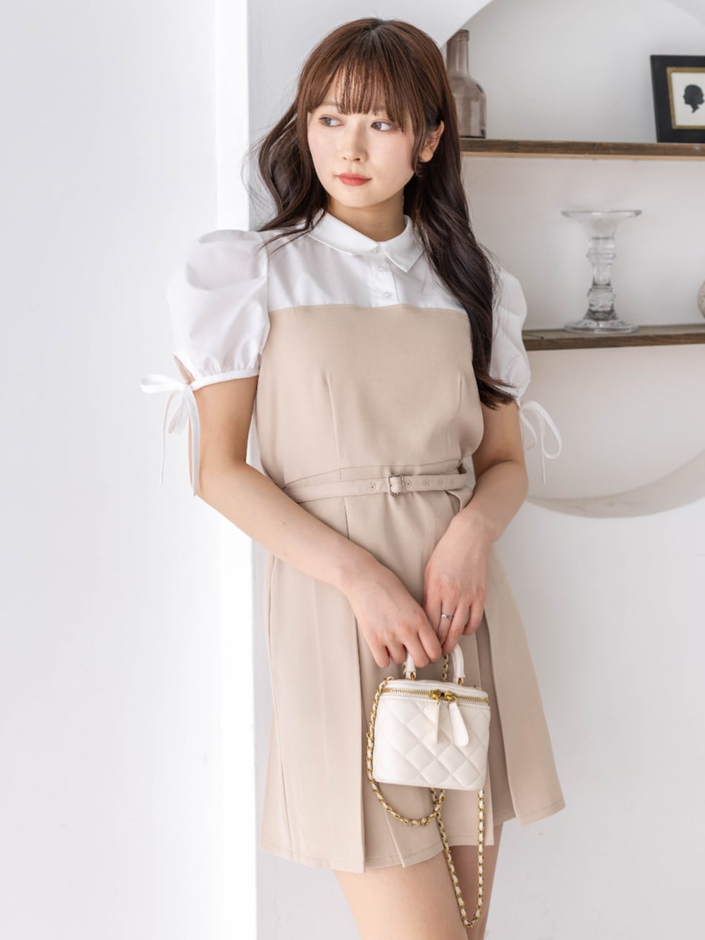 ベージュ系のワンピースを着用したレディースの春コーディネートの4枚目の写真