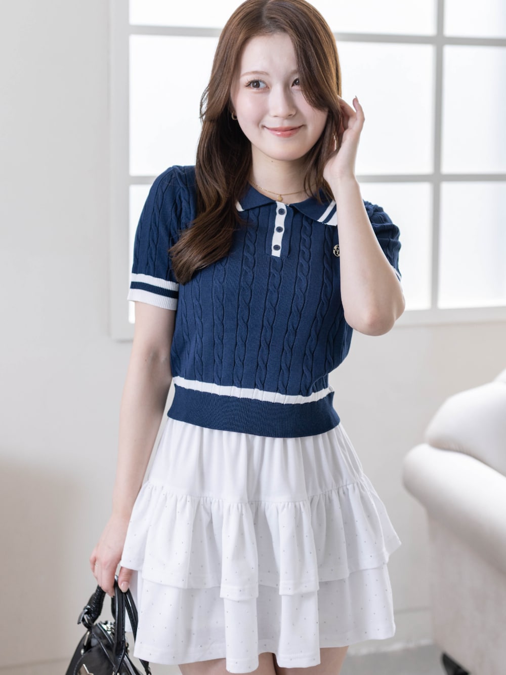 ホワイト系のその他パンツ、ブラック系のスニーカー、ブラック系のハンドバッグを着用したレディースの春コーディネートの6枚目の写真