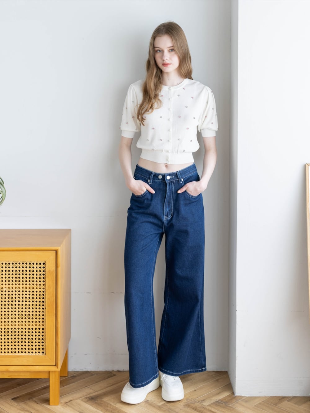 ホワイト系のカーディガン/ボレロ、ブルー系のデニムパンツを着用したレディースの夏コーディネートの3枚目の写真