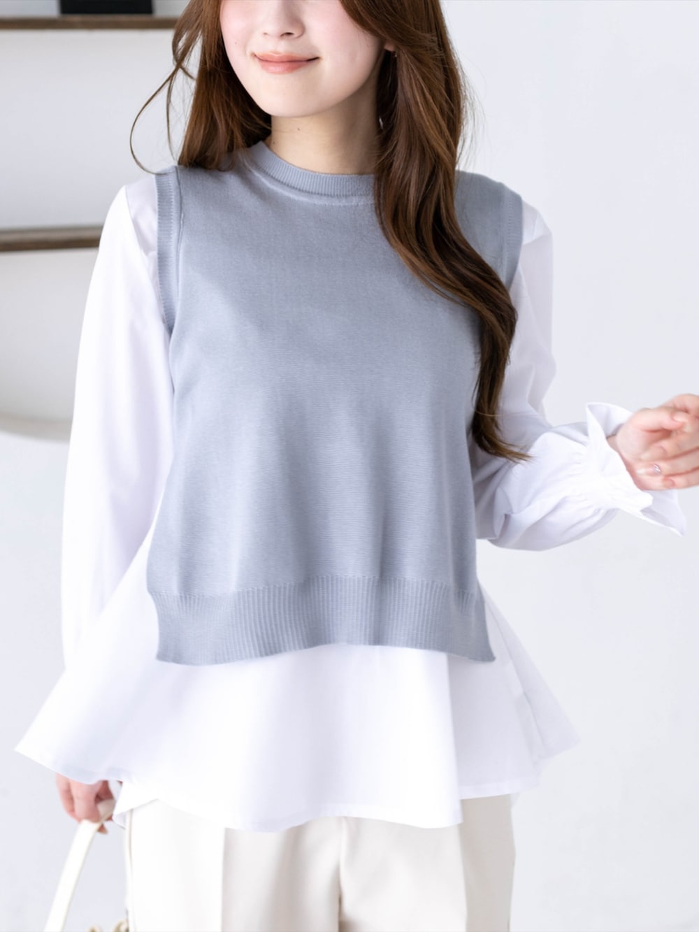 ホワイト系のその他パンツ、グレー系のシャツ/ブラウスを着用したレディースの冬コーディネートの6枚目の写真