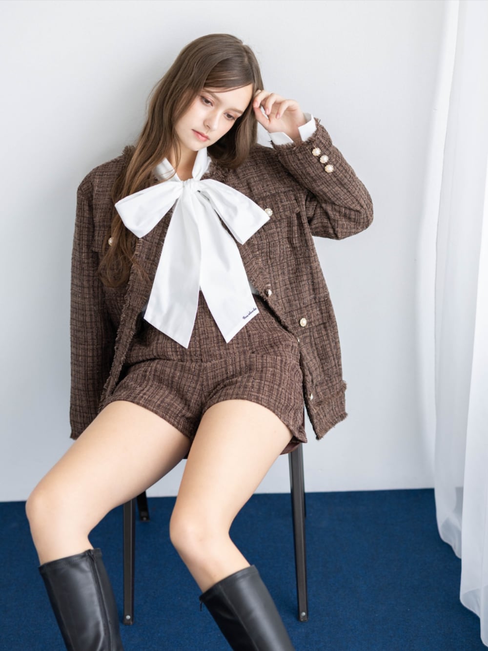 ブラウン系のその他パンツ、ブラウン系のノーカラージャケット、ホワイト系のシャツ/ブラウスを着用したレディースの秋コーディネートの6枚目の写真