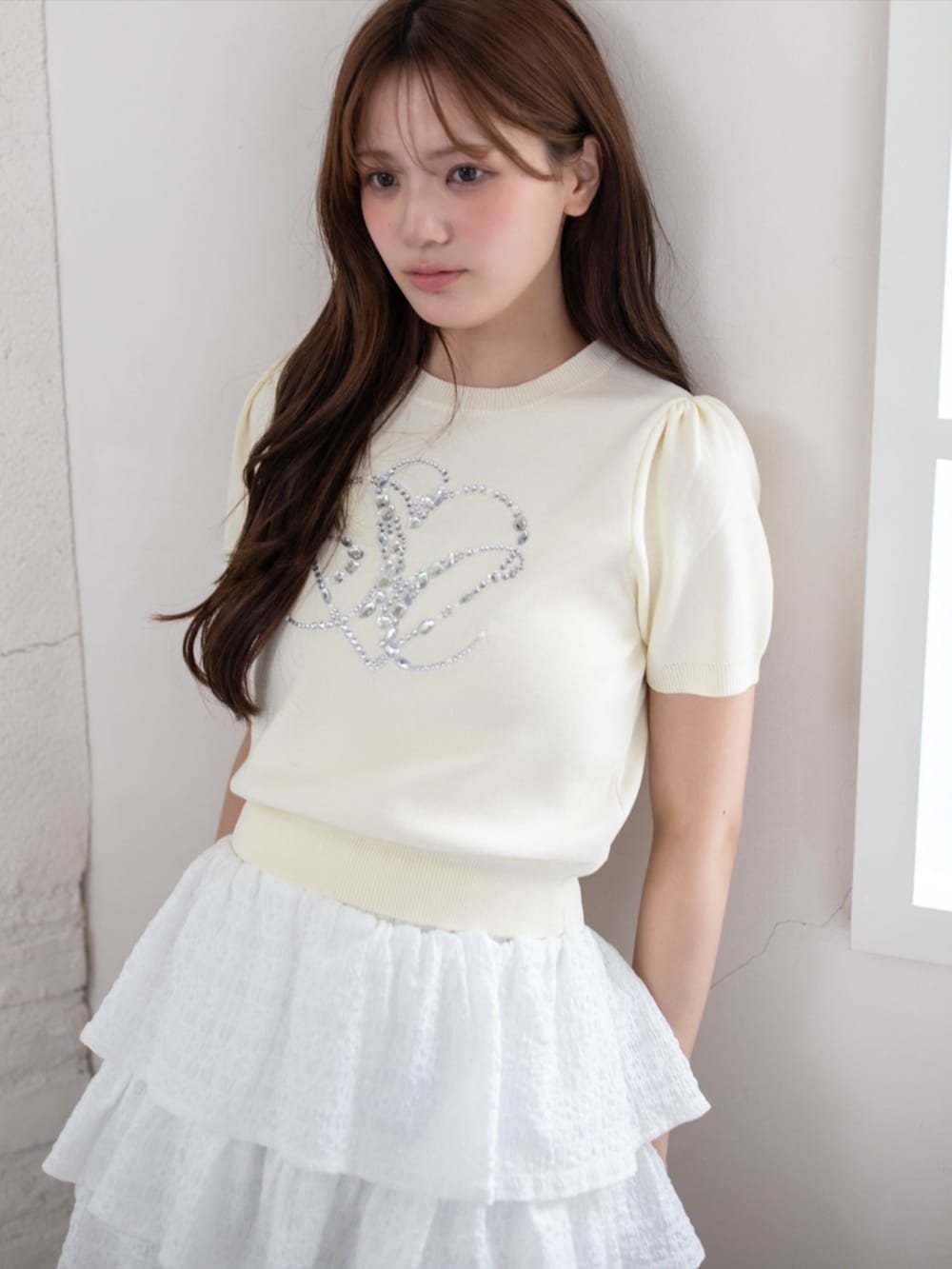 シルバー系のパンプス、ホワイト系のその他パンツ、イエロー系のニット/セーターを着用したレディースの春コーディネートの4枚目の写真