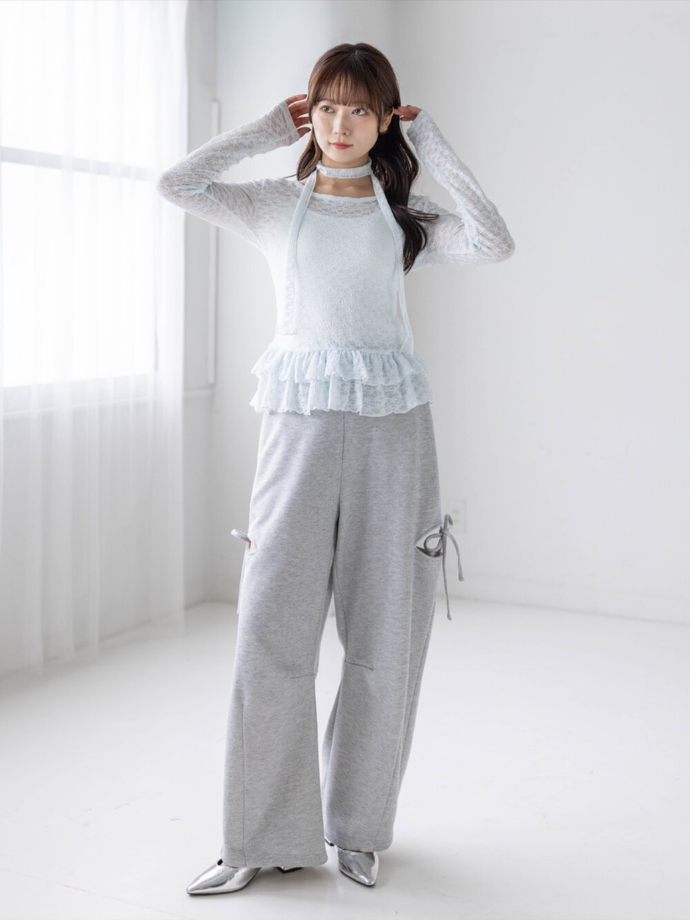 シルバー系のパンプス、グレー系のスウェットパンツ、ブルー系のTシャツ/カットソーを着用したレディースの春コーディネートの2枚目の写真
