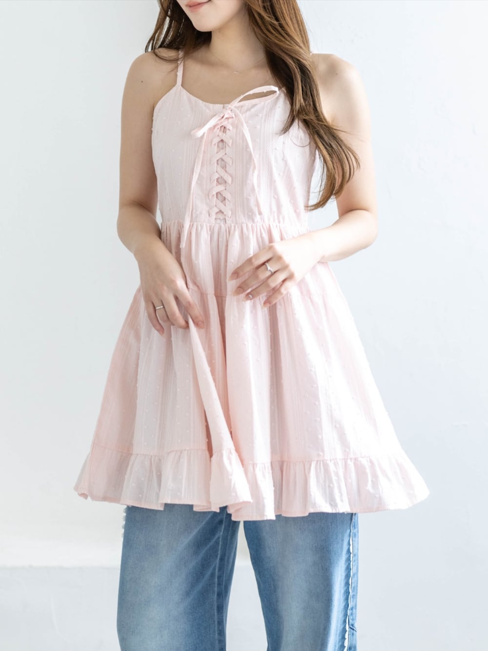 シルバー系のパンプス、ブルー系のデニムパンツ、ピンク系のワンピースを着用したレディースの夏コーディネートの5枚目の写真