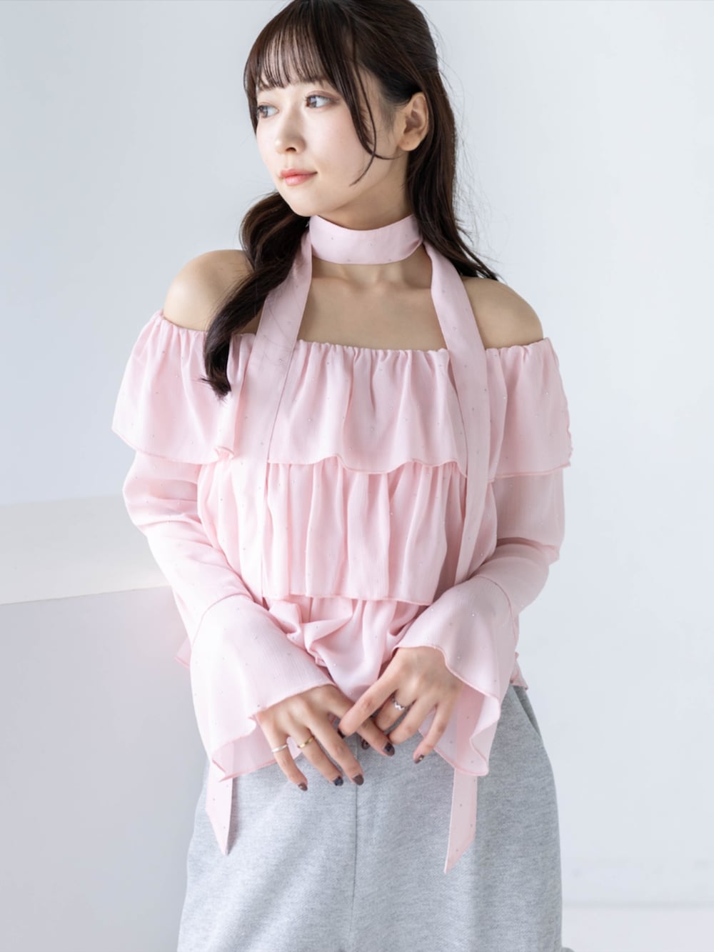 グレー系のスウェットパンツ、ピンク系のスニーカー、ピンク系のシャツ/ブラウスを着用したレディースの夏コーディネートの5枚目の写真