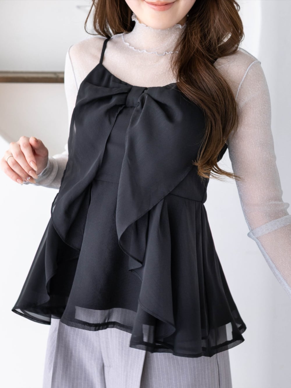 ホワイト系のTシャツ/カットソー、グレー系のスラックス、ブラック系のパンプスを着用したレディースの春コーディネートの5枚目の写真