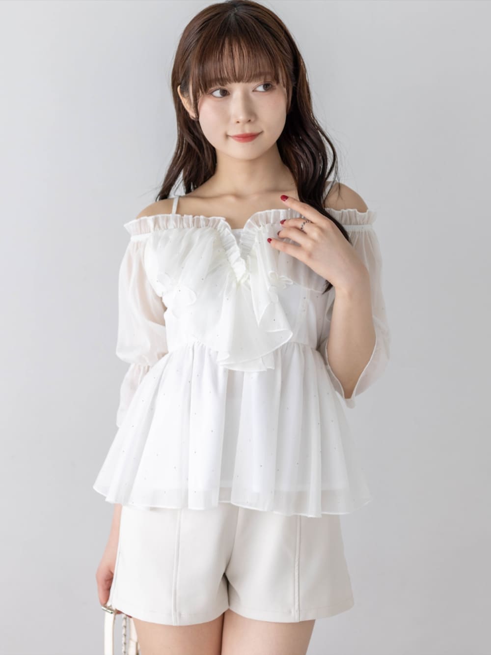 ホワイト系のサンダル、ホワイト系のその他パンツ、ホワイト系のシャツ/ブラウスを着用したレディースの春コーディネートの5枚目の写真