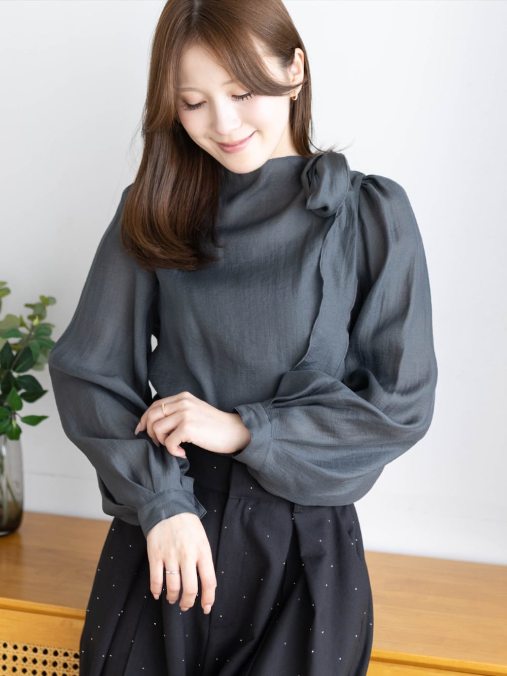 ブラック系のパンプス、ブラック系のハンドバッグ、ブラック系のその他パンツを着用したレディースの夏コーディネートの4枚目の写真