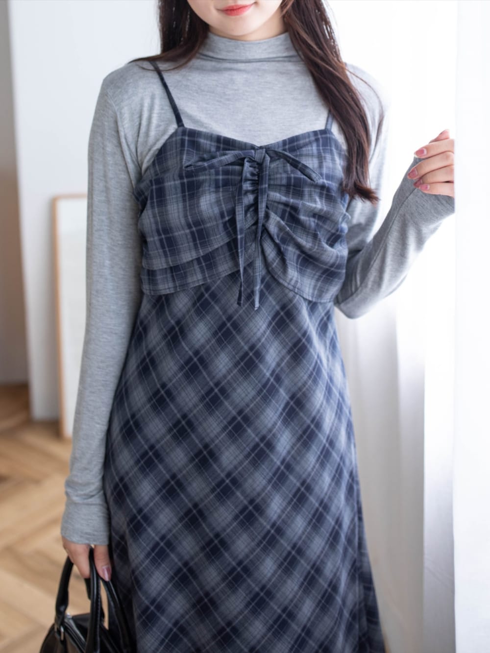 ブラック系のパンプス、グレー系のTシャツ/カットソー、ブルー系のワンピースを着用したレディースの夏コーディネートの6枚目の写真