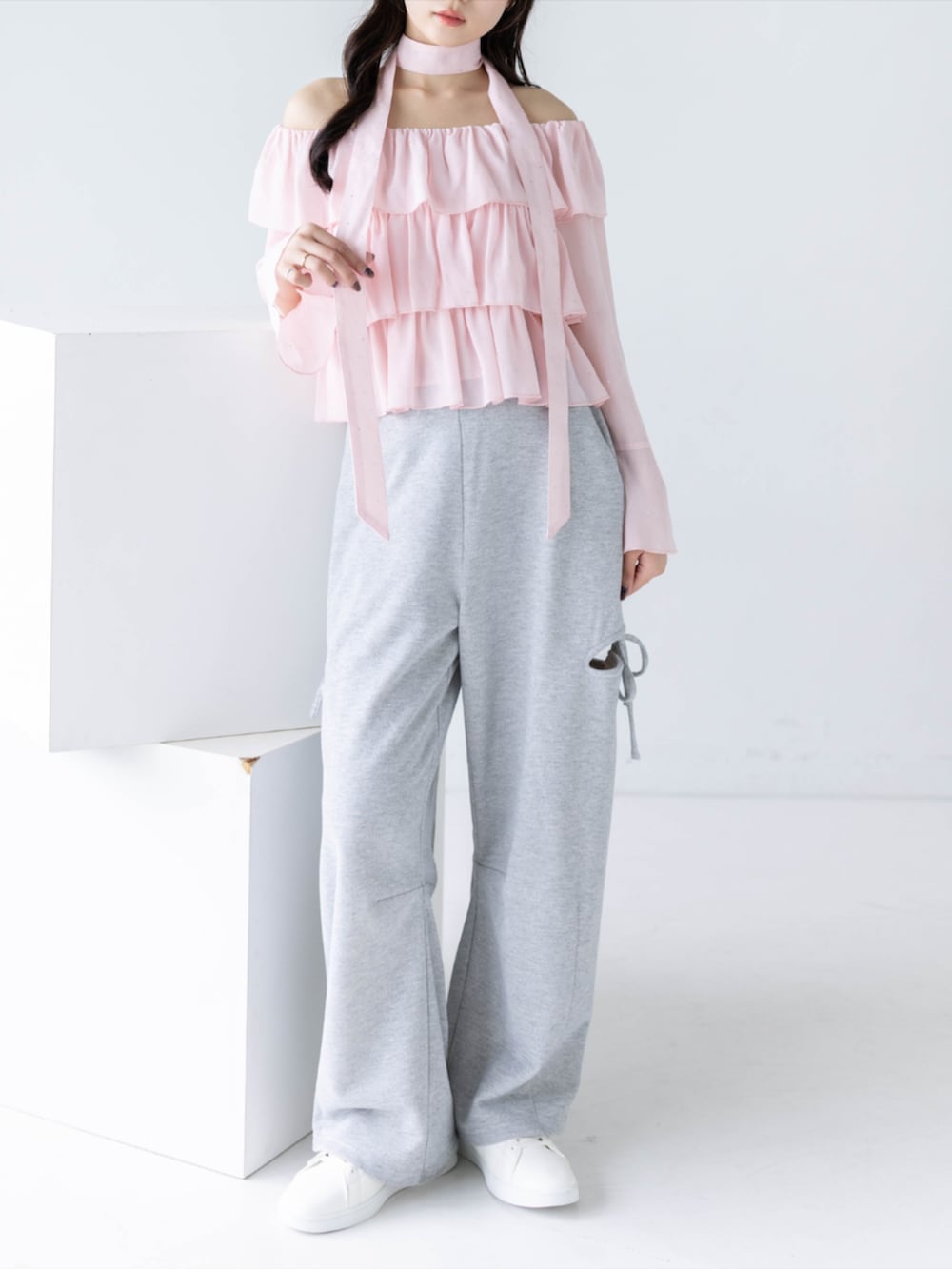 グレー系のスウェットパンツ、ピンク系のスニーカー、ピンク系のシャツ/ブラウスを着用したレディースの夏コーディネートの2枚目の写真