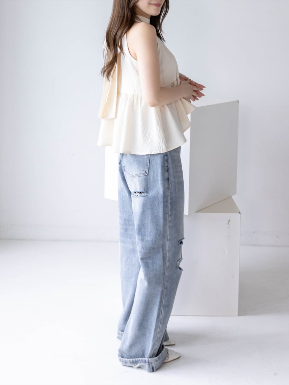 ホワイト系のパンプス、ブルー系のデニムパンツ、ホワイト系のシャツ/ブラウスを着用したレディースの夏コーディネートの3枚目の写真