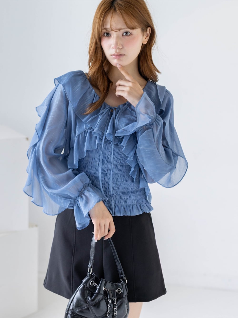 ブラック系のその他パンツ、ブラック系のハンドバッグ、グレー系のシャツ/ブラウスを着用したレディースの夏コーディネートの6枚目の写真