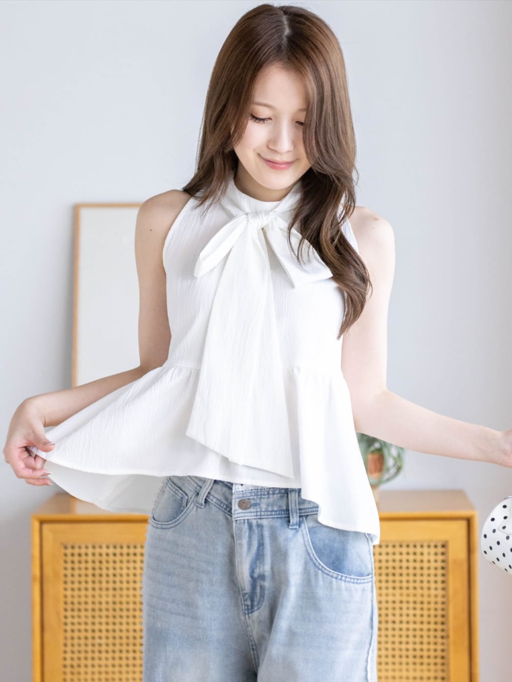 ホワイト系のパンプス、ブルー系のデニムパンツ、ホワイト系のシャツ/ブラウスを着用したレディースの夏コーディネートの7枚目の写真