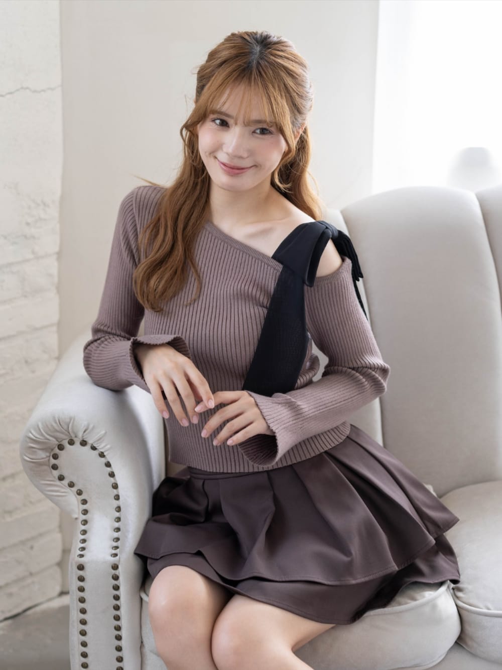 ブラウン系のスカート、ブラック系のパンプス、ブラウン系のニット/セーターを着用したレディースの秋コーディネートの7枚目の写真