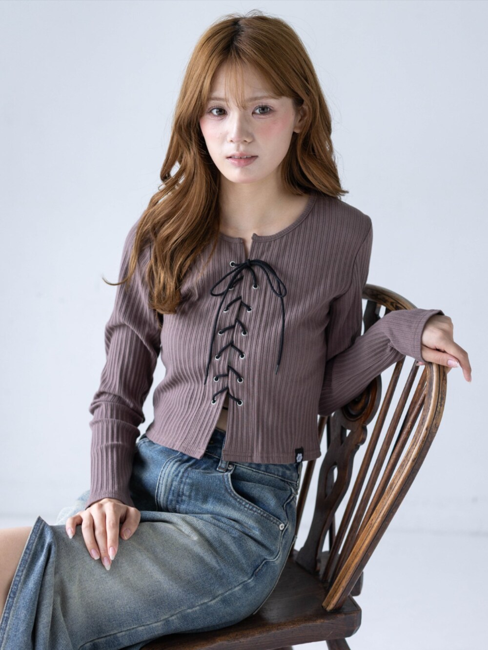 ブルー系のデニムスカート、ブラウン系のTシャツ/カットソー、ブラック系のブーツを着用したレディースの秋コーディネートの8枚目の写真