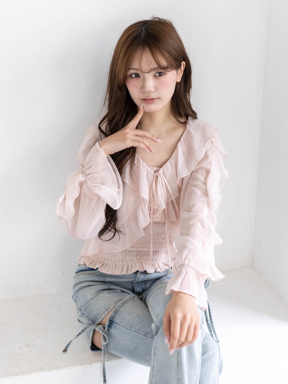 シルバー系のパンプス、ブルー系のデニムパンツ、ピンク系のシャツ/ブラウスを着用したレディースの春コーディネートの7枚目の写真