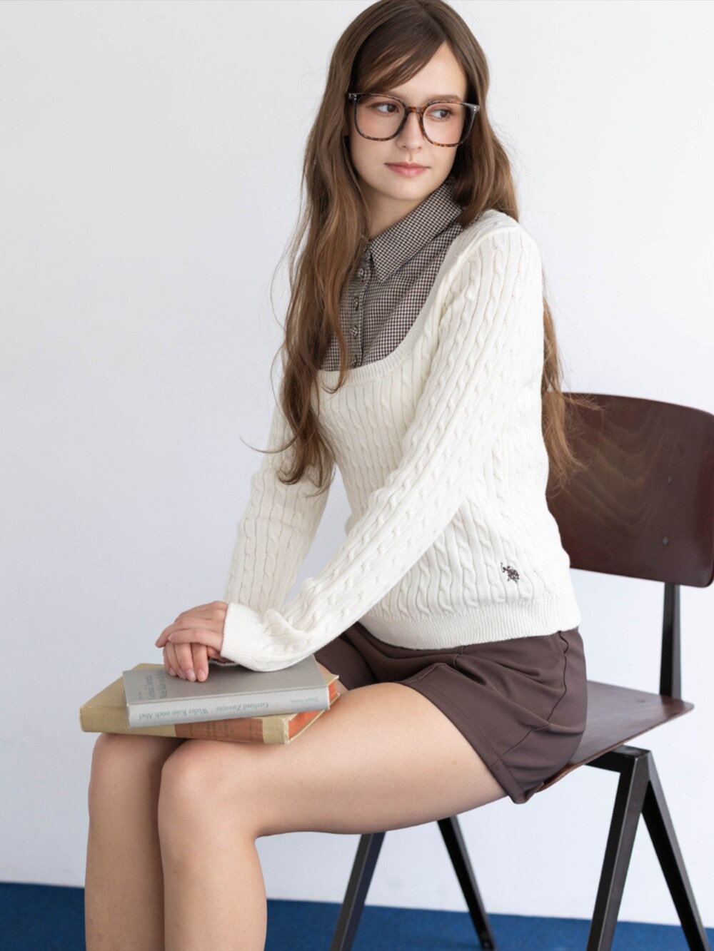 レッド系のパンプス、ブラウン系のその他パンツ、ホワイト系のニット/セーターを着用したレディースの夏コーディネートの3枚目の写真