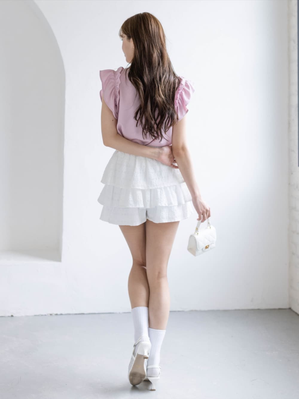 ホワイト系のその他パンツ、ホワイト系のパンプス、ピンク系のシャツ/ブラウスを着用したレディースの夏コーディネートの2枚目の写真