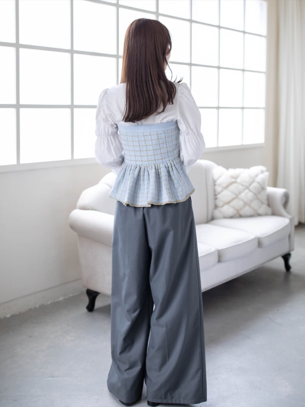 ホワイト系のシャツ/ブラウス、ブラック系のパンプス、グレー系のその他パンツを着用したレディースの秋コーディネートの2枚目の写真