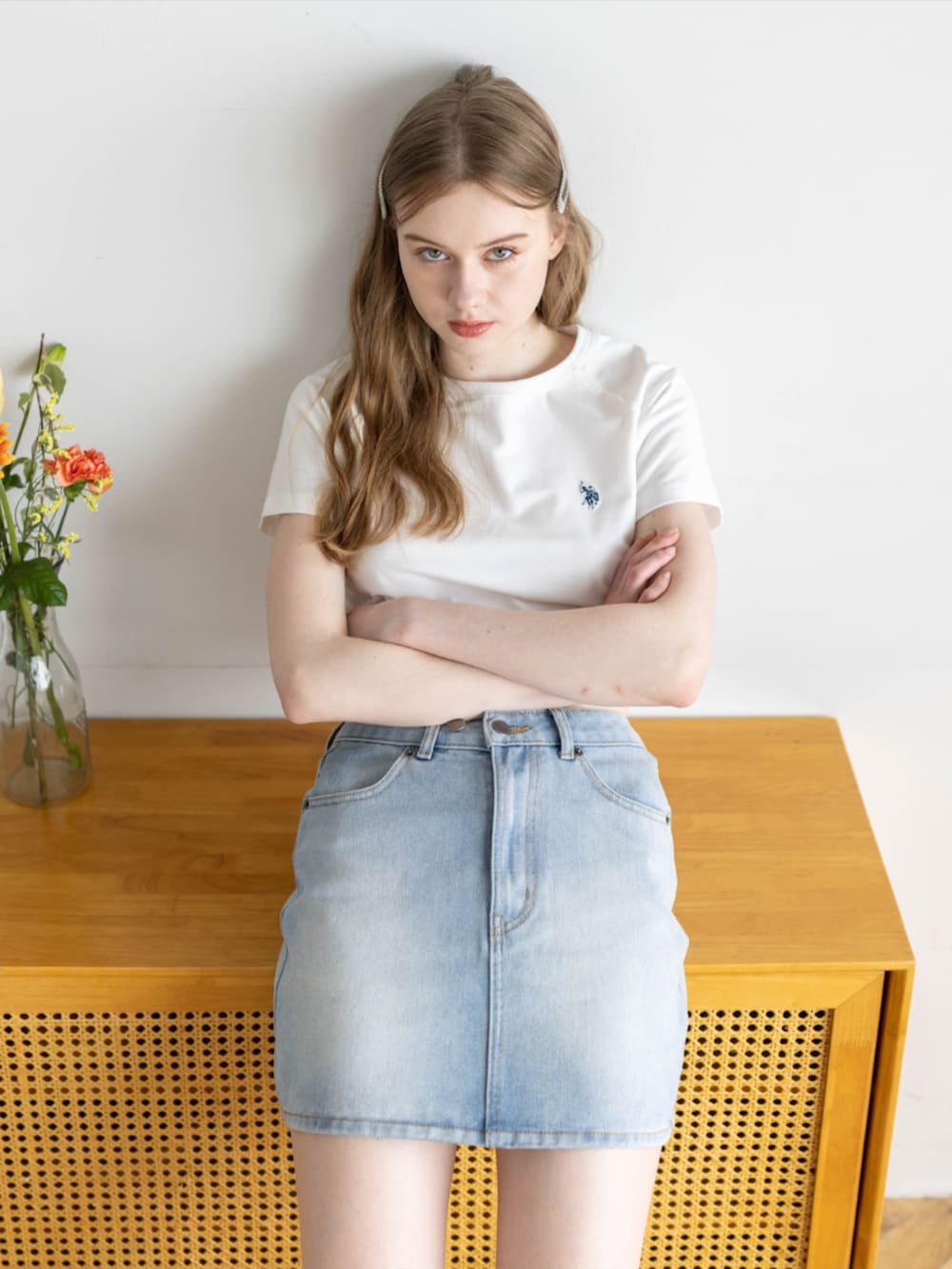 ブルー系のデニムスカート、ホワイト系のTシャツ/カットソーを着用したレディースの夏コーディネートの5枚目の写真