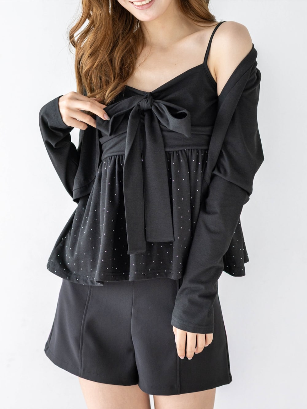 ブラック系のその他パンツ、ブラック系のTシャツ/カットソー、ブラック系のブーツを着用したレディースの秋コーディネートの5枚目の写真