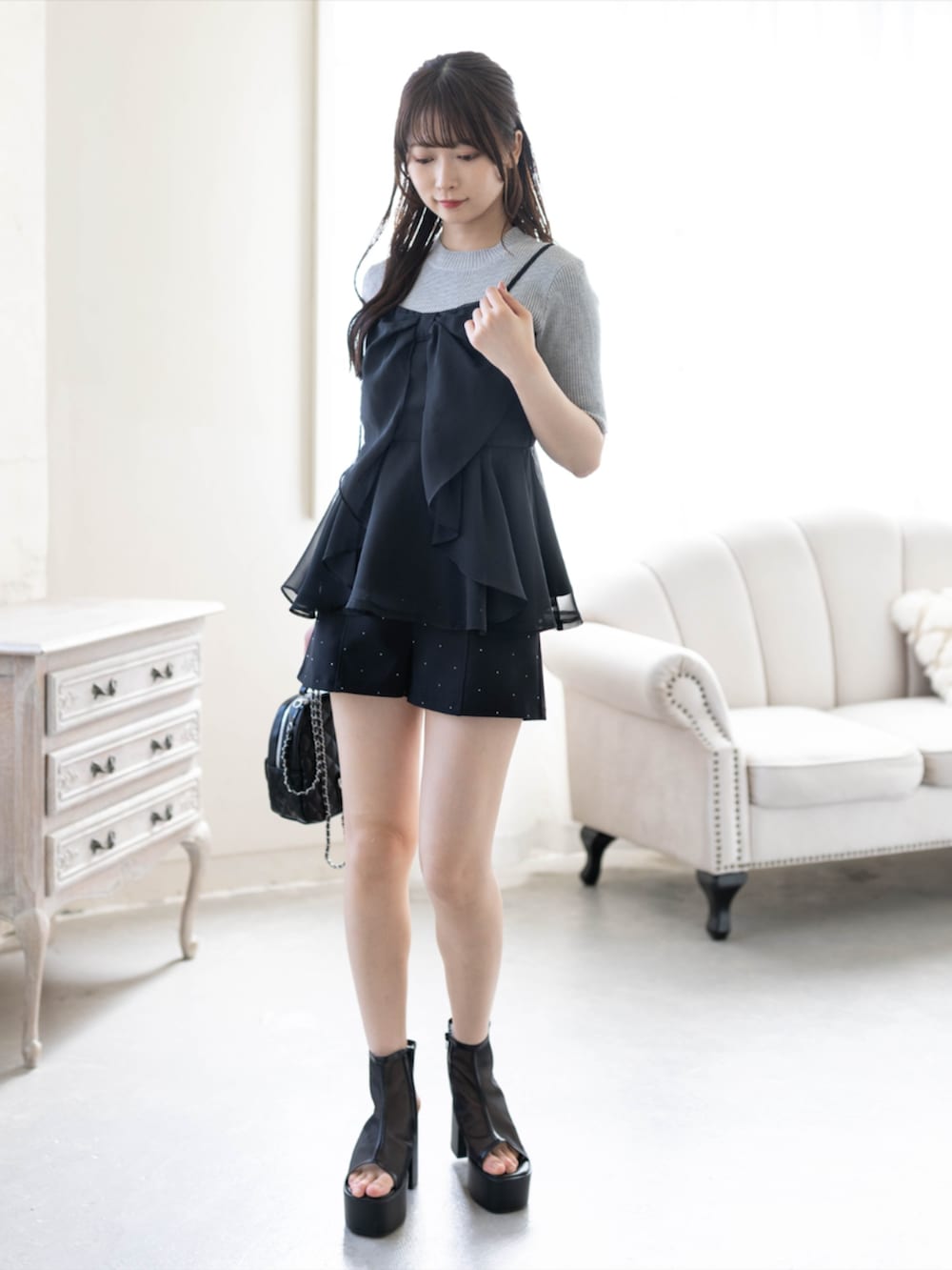 グレー系のニット/セーター、ブラック系のサンダル、ブラック系のその他パンツを着用したレディースの夏コーディネートの3枚目の写真