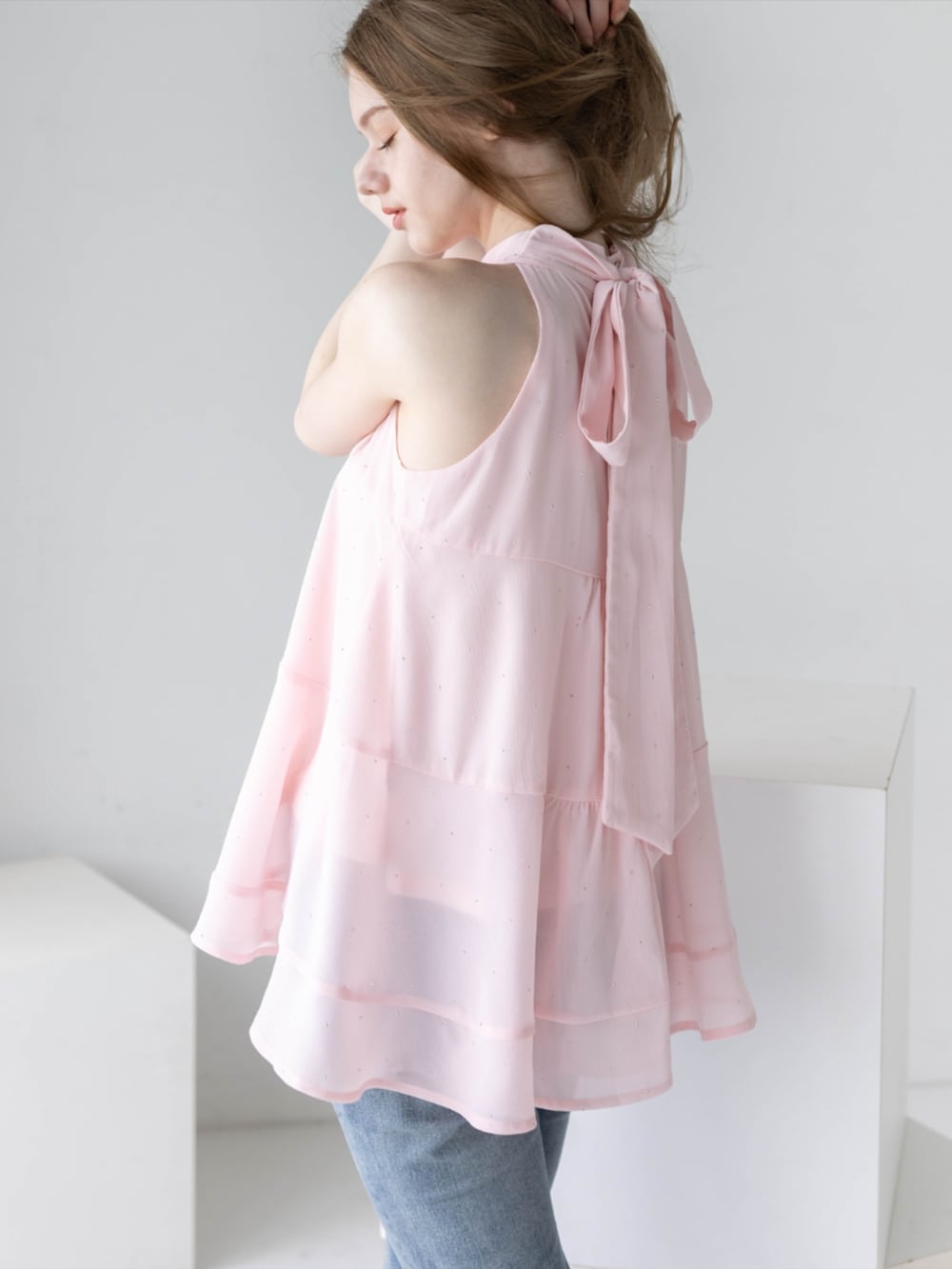 ブルー系のデニムパンツ、シルバー系のパンプス、ピンク系のシャツ/ブラウスを着用したレディースの夏コーディネートの6枚目の写真