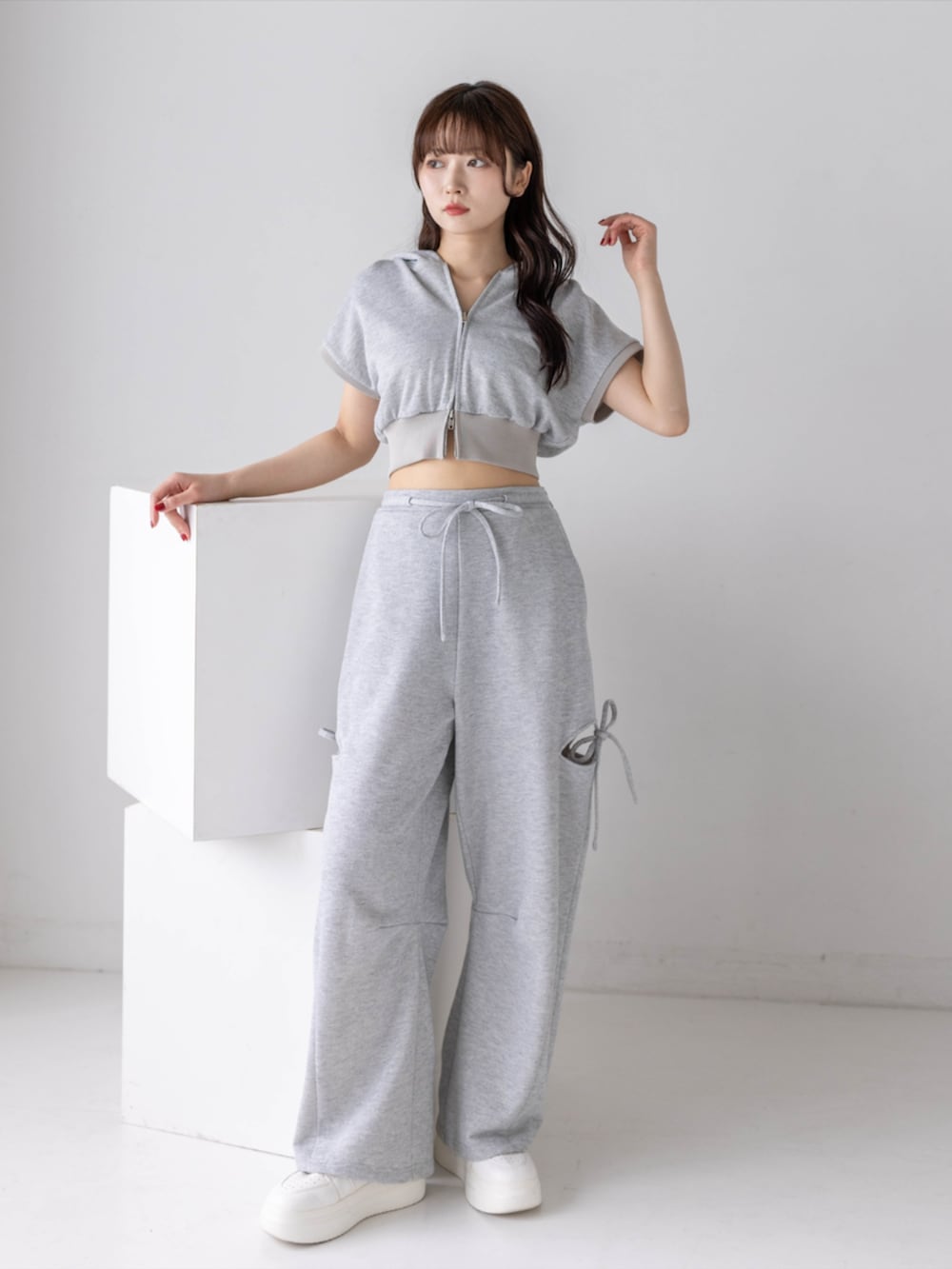 グレー系のスウェットパンツ、グレー系のパーカーを着用したレディースの春コーディネートの2枚目の写真