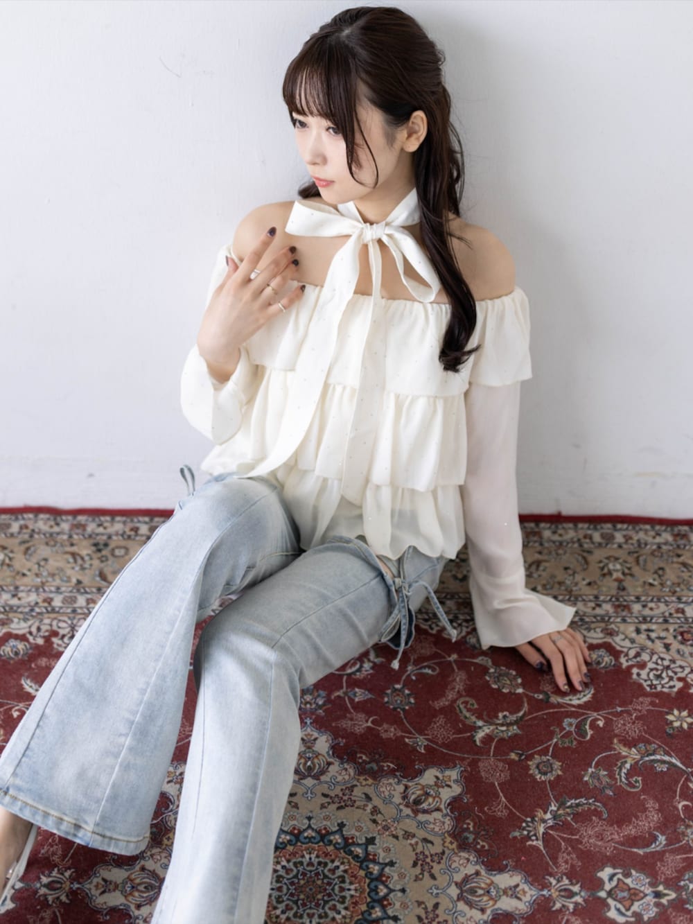 ホワイト系のパンプス、ブルー系のデニムパンツ、ホワイト系のシャツ/ブラウスを着用したレディースの夏コーディネートの7枚目の写真
