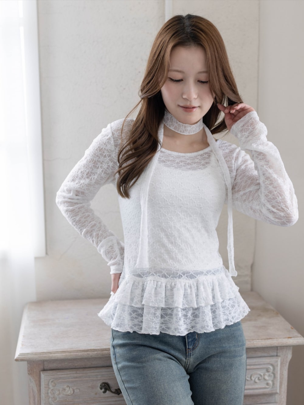 ブルー系のデニムパンツ、ホワイト系のパンプス、ホワイト系のTシャツ/カットソーを着用したレディースの春コーディネートの4枚目の写真