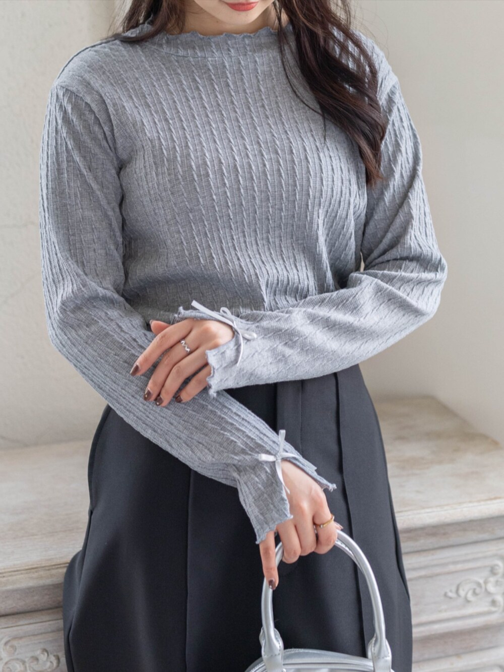 グレー系のTシャツ/カットソー、ブラック系のスラックスを着用したレディースの春コーディネートの3枚目の写真