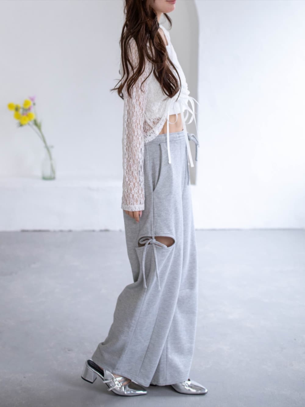 シルバー系のパンプス、ホワイト系のTシャツ/カットソー、グレー系のスウェットパンツを着用したレディースの春コーディネートの4枚目の写真