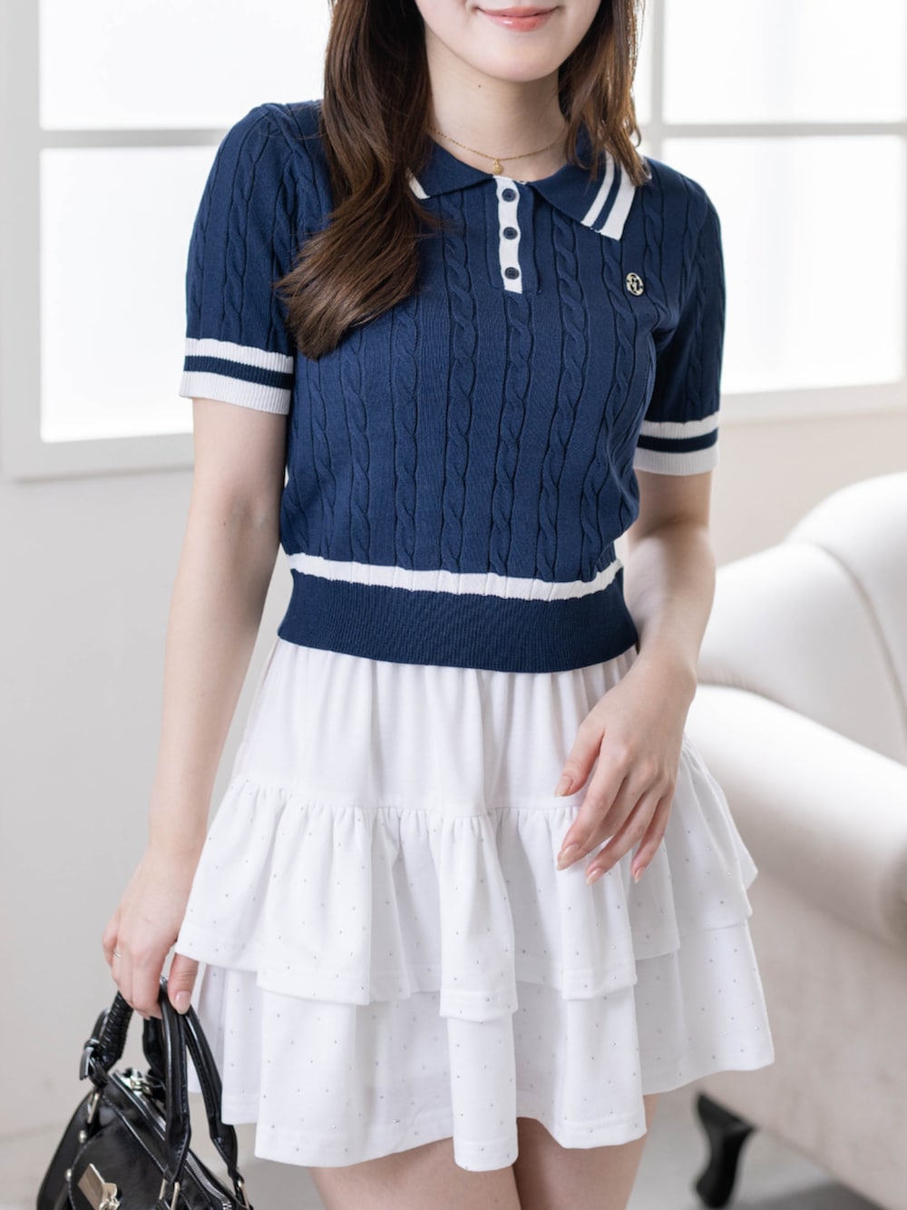 ホワイト系のその他パンツ、ブラック系のスニーカー、ブラック系のハンドバッグを着用したレディースの春コーディネートの9枚目の写真