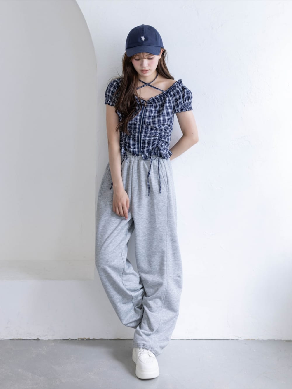 グレー系のスウェットパンツ、ブルー系のシャツ/ブラウス、ブルー系のキャップを着用したレディースの春コーディネートの3枚目の写真