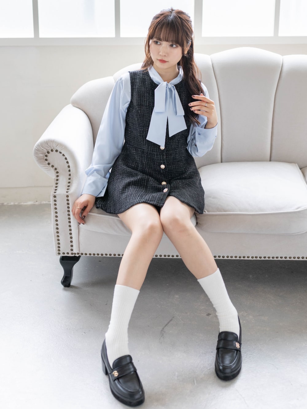 ブラック系のローファー、ブラック系のチュニック、ブルー系のシャツ/ブラウスを着用したレディースの春コーディネートの4枚目の写真