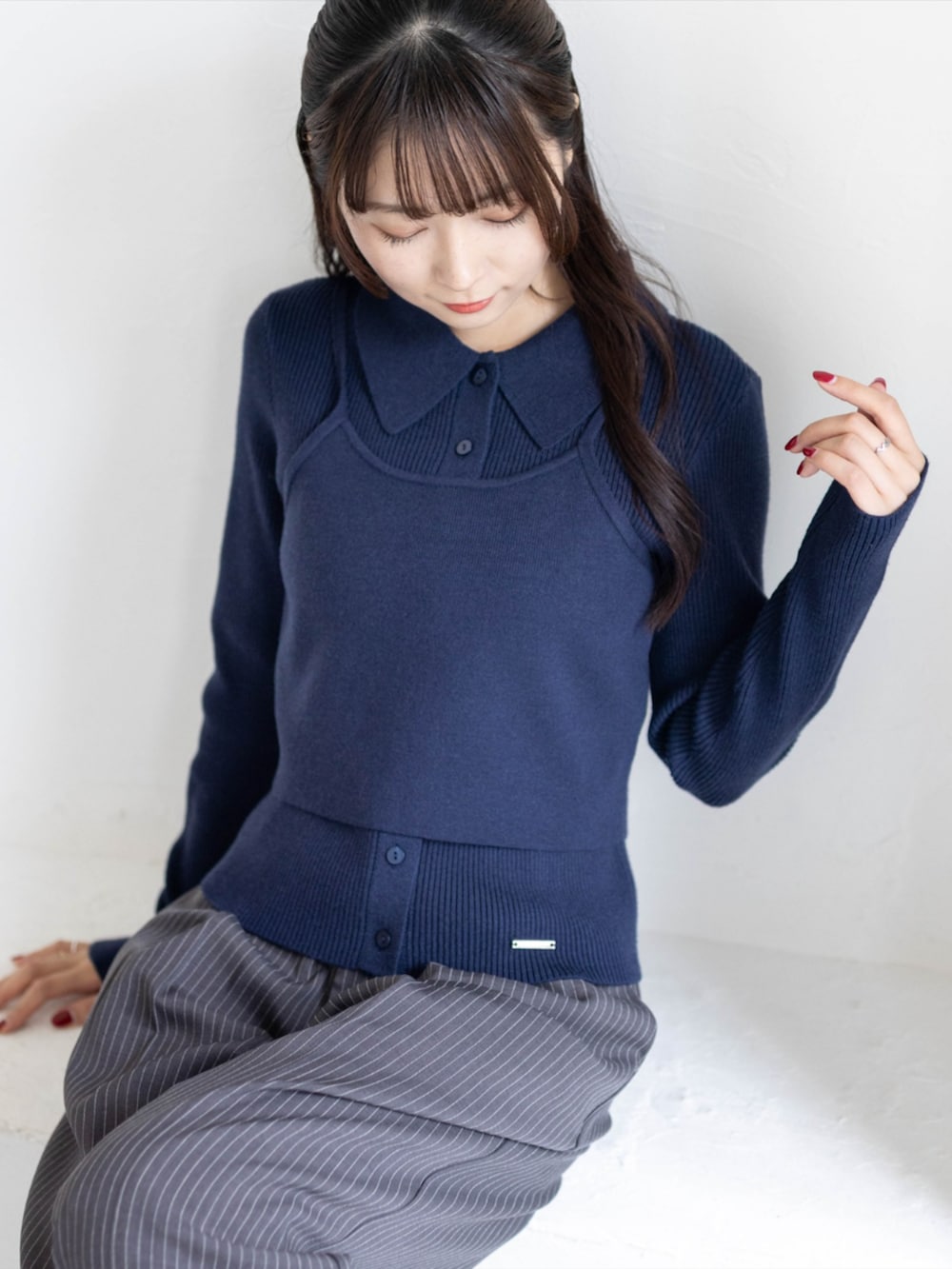 シルバー系のパンプス、グレー系のスラックス、ブルー系のニット/セーターを着用したレディースの秋コーディネートの9枚目の写真